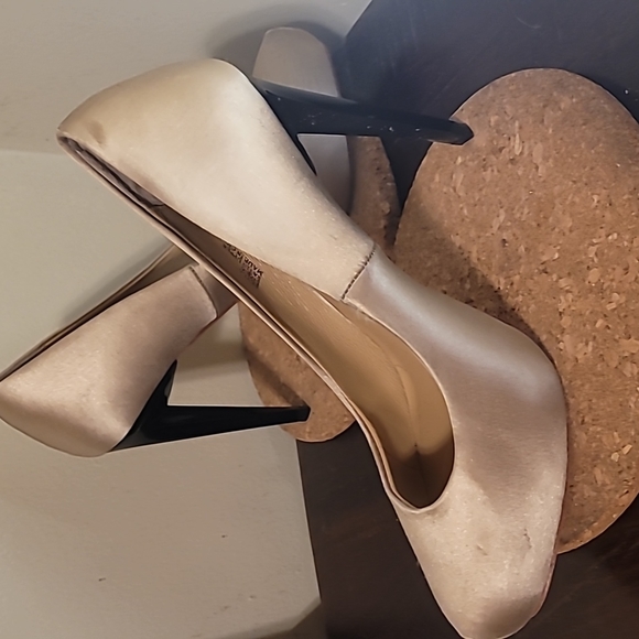 Authentic BCBG Champagne Satin 3 in Heels. Size 6 - Picture 4 of 7
